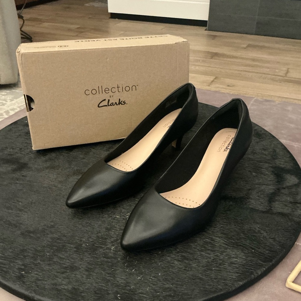 Clarks Black Heels Elegant Pointed-Toe Design